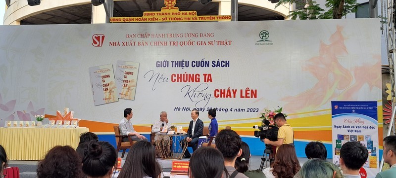 ra-mat-cuon-sach-neu-chung-ta-khong-chay-len-ctpt-1687519465.jpg