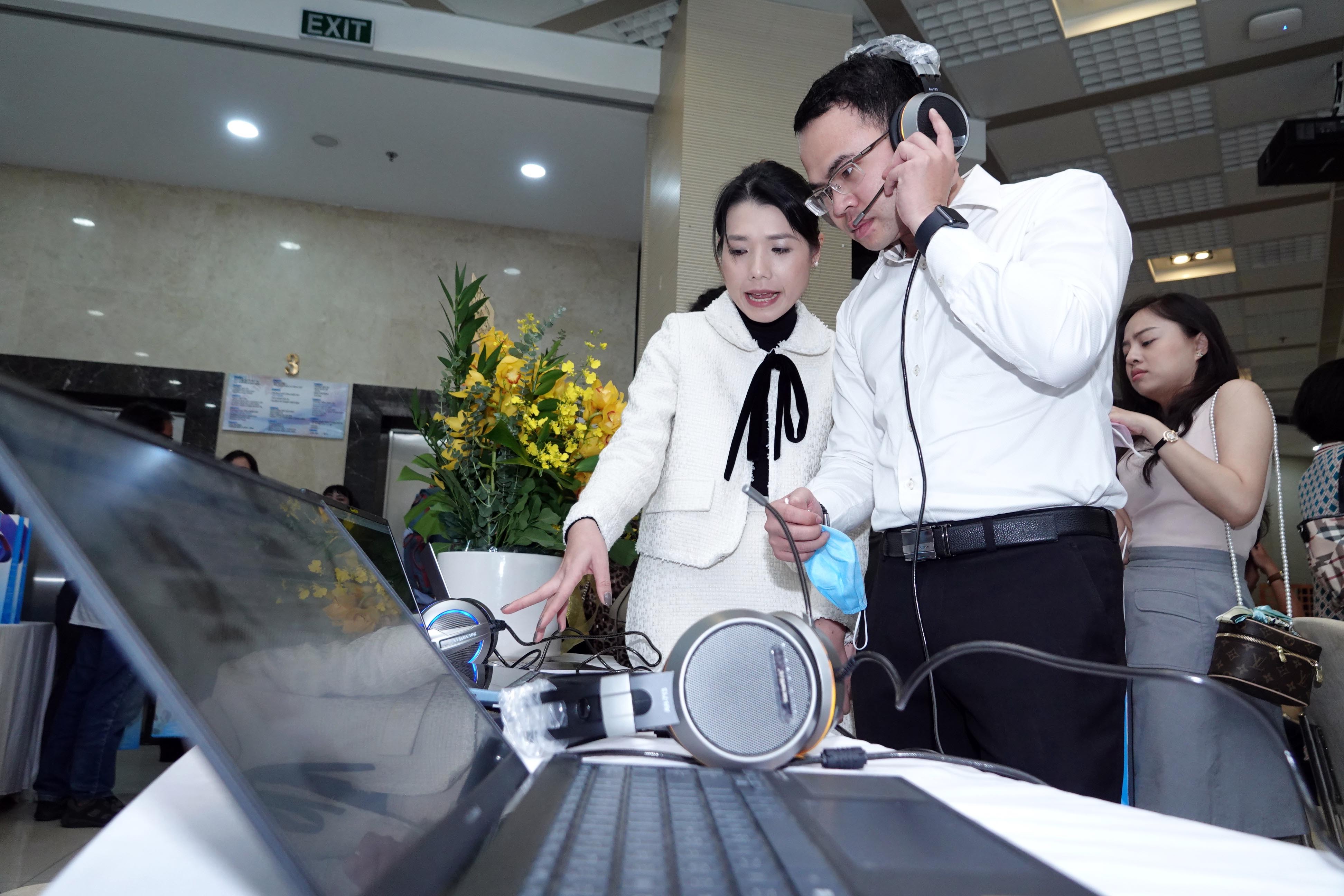 khach-tham-gia-trai-nghiem-cong-nghe-doc-bao-thong-minh-tren-thanh-nien-online-anh-dnt-4-2861202306181936589891430-1762568405.jpg