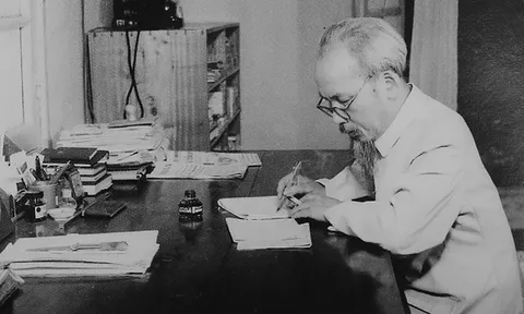 Hồ Chí Minh với việc lựa chọn con đường phát triển của dân tộc Việt Nam qua tác phẩm “Thường thức chính trị”