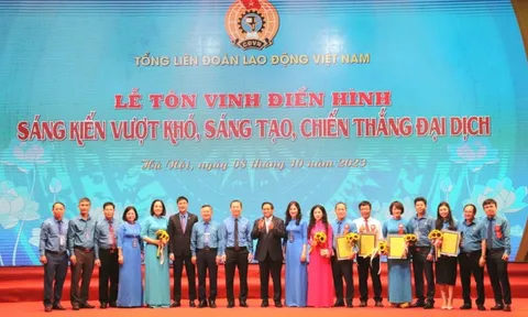 Thủ tướng Chính phủ Phạm Minh Chính dự lễ tôn vinh điển hình “Sáng kiến vượt khó, sáng tạo, chiến thắng đại dịch”