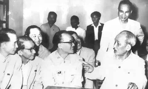 Vận dụng quan điểm Hồ Chí Minh về “dùng cán bộ” trong giai đoạn hiện nay