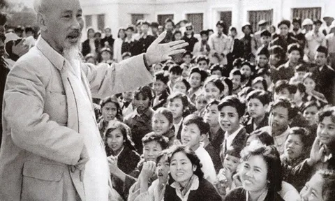 Vận dụng tư tưởng Hồ Chí Minh về đạo đức cách mạng vào công tác rèn luyện đạo đức cho đội ngũ cán bộ lãnh đạo, quản lý hiện nay