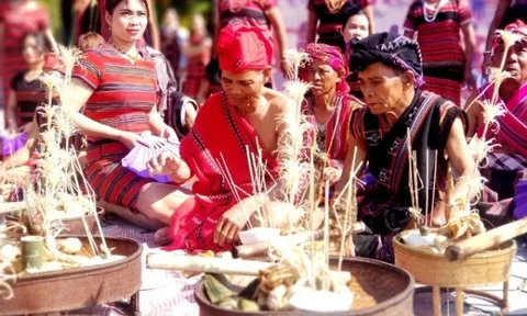 Bảo tồn văn hóa truyền thống các dân tộc thiểu số trước sự thay đổi, tiếp biến văn hóa