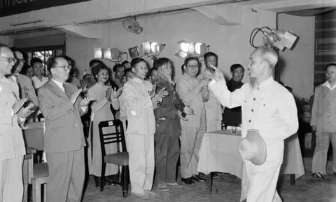 Quan điểm của Hồ Chí Minh về chuẩn mực đạo đức của người cán bộ Quân đội