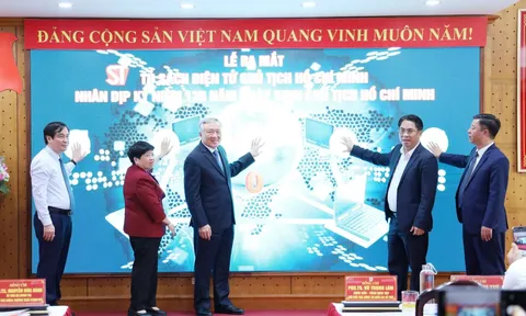 Phó Thủ tướng Thường trực Chính phủ Nguyễn Hòa Bình thăm, làm việc với Nhà xuất bản Chính trị quốc gia Sự thật và dự Lễ ra mắt Tủ sách điện tử Chủ tịch Hồ Chí Minh