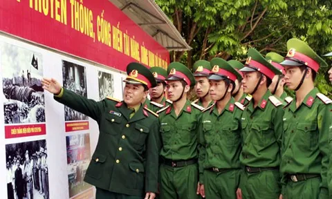 Đổi mới phong cách lãnh đạo của đội ngũ chính trị viên theo tư tưởng Hồ Chí Minh