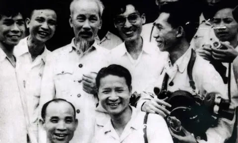 Hồ Chí Minh - Thiên tài tập hợp, phát huy vai trò của đội ngũ trí thức