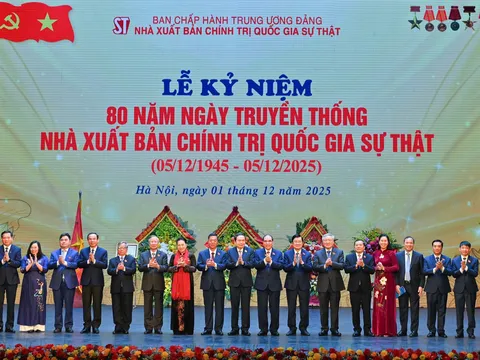 Nhà xuất bản Chính trị quốc gia Sự thật kỷ niệm 80 năm Ngày truyền thống và đón nhận Huân chương lao động hạng Nhất
