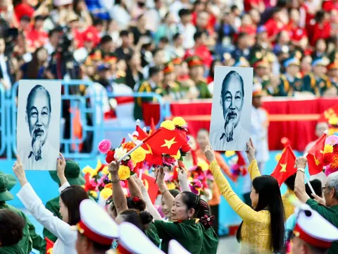 Ánh sáng Hồ Chí Minh soi đường cho chúng ta đi