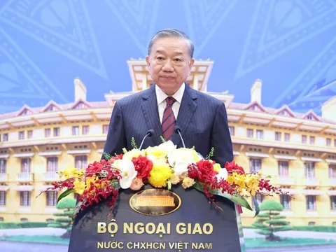 Đối ngoại phải phát huy vai trò tiên phong: Thấy sớm, tham mưu đúng, hành động kịp thời; góp phần bảo vệ Tổ quốc từ sớm, từ xa; mở đường, kết nối và tranh thủ nguồn lực phát triển*