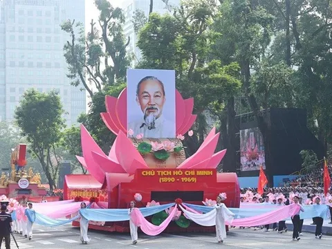 Bác vẫn cùng chúng cháu hành quân