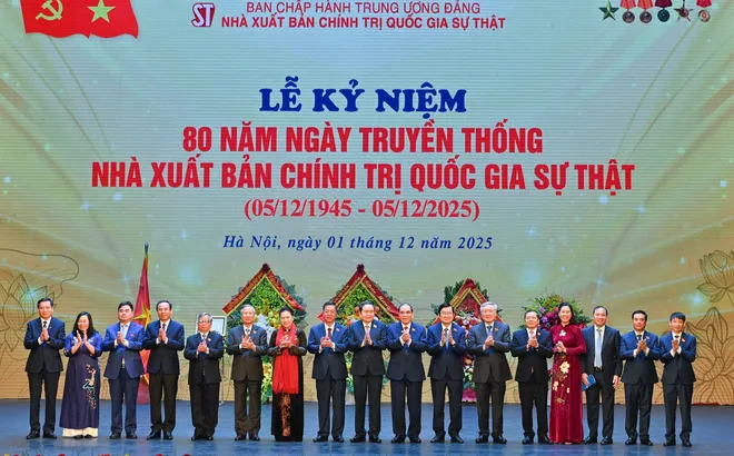 Nhà xuất bản Chính trị quốc gia Sự thật kỷ niệm 80 năm Ngày truyền thống và đón nhận Huân chương lao động hạng Nhất