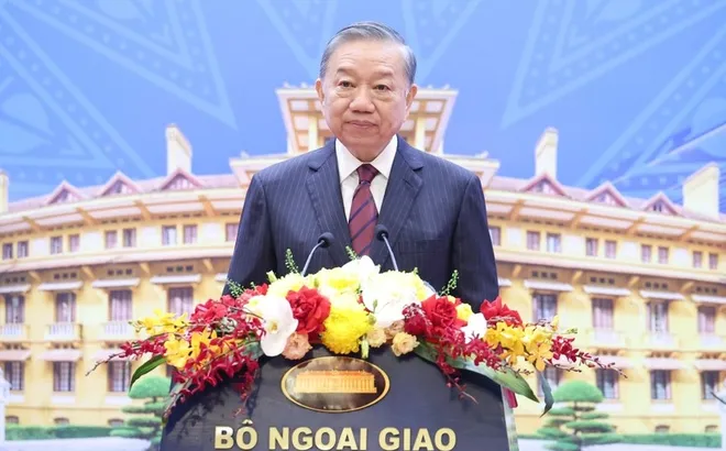 Đối ngoại phải phát huy vai trò tiên phong: Thấy sớm, tham mưu đúng, hành động kịp thời; góp phần bảo vệ Tổ quốc từ sớm, từ xa; mở đường, kết nối và tranh thủ nguồn lực phát triển*